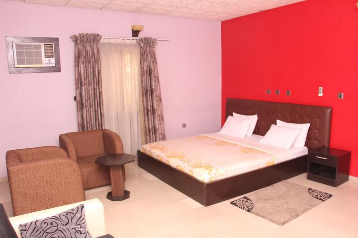 Room 7 of 9