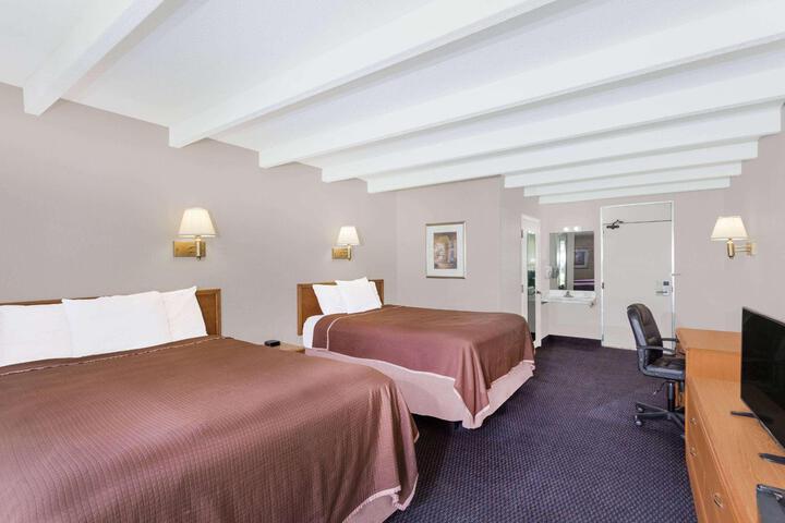 1 Queen Bed (11 of 13)