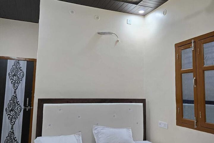 Room 2 of 37