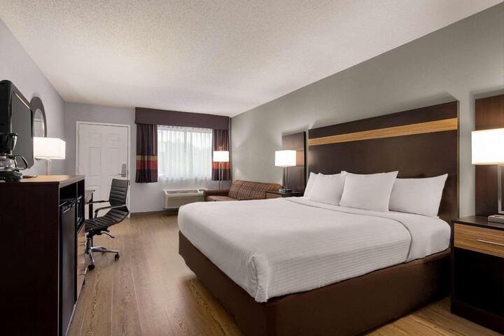 1 King Bed (6 of 15)