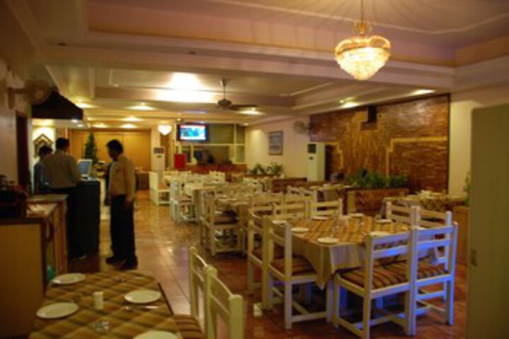 Dining 7 of 26