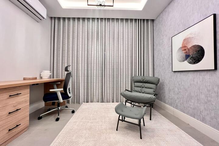 Room 27 of 83