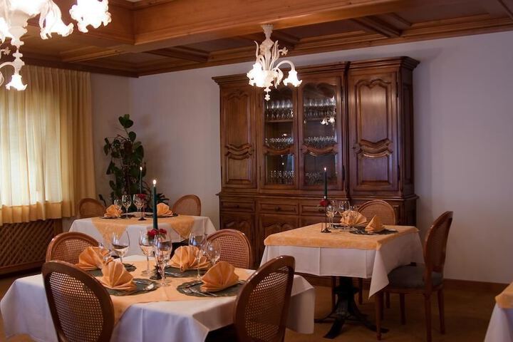 Dining 25 of 50