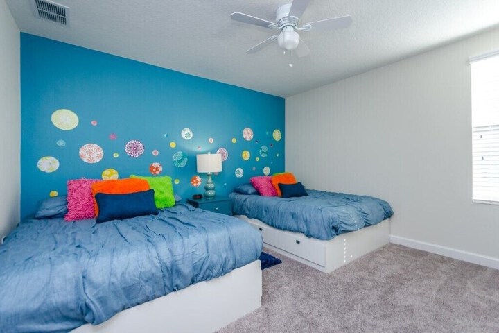 Room 3 of 32