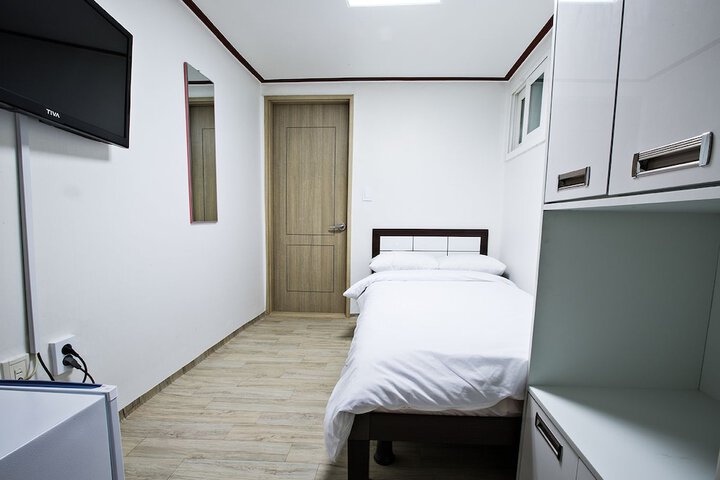 Room 10 of 42