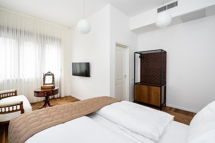 Room 8 of 48