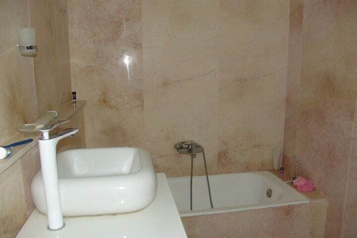 Room 8 of 25