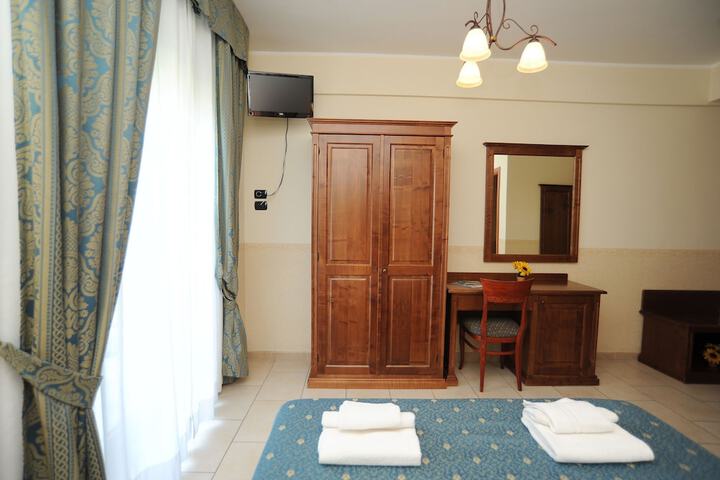 Room 4 of 52