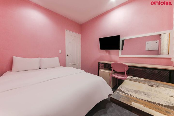 Room 2 of 32