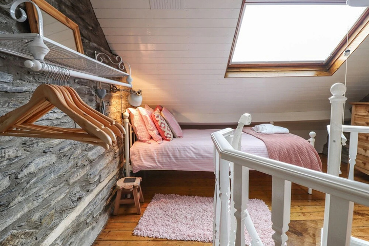 Room 4 of 17