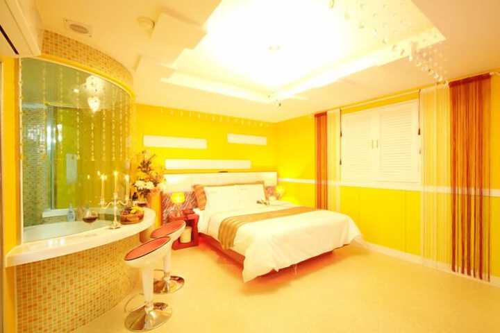Room 14 of 33