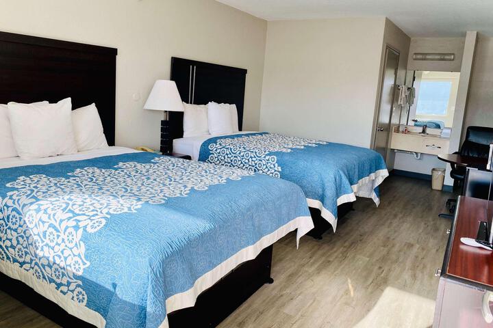 2 Queen Beds (5 of 12)