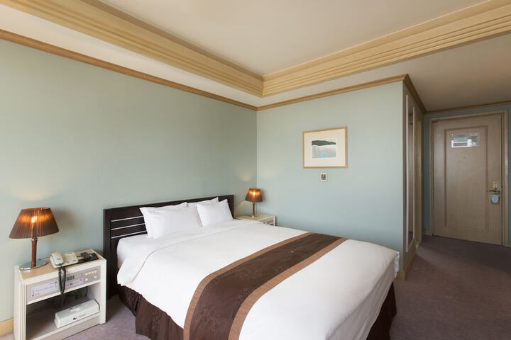 Room 10 of 14