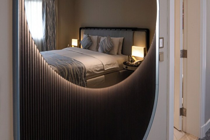Room 9 of 32