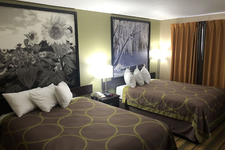 2 Queen Beds (10 of 13)
