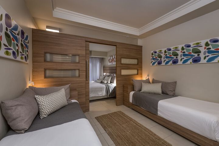 Room 52 of 236