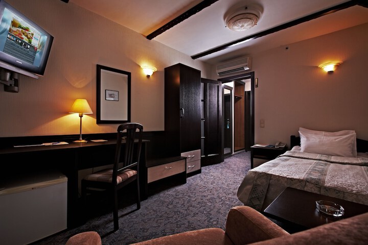 Room 4 of 65
