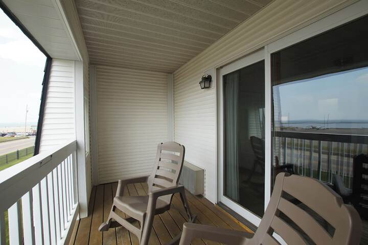 Classic King Bed Lake View Accessible (6 of 109)