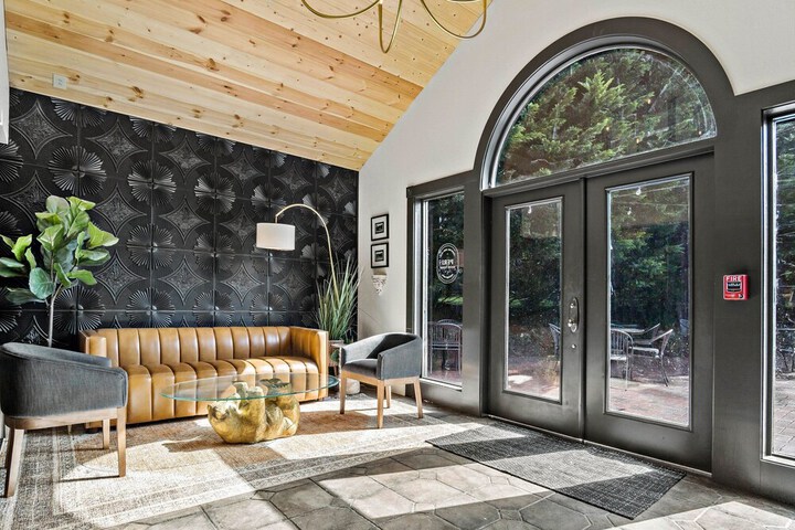 Lounge 57 of 70