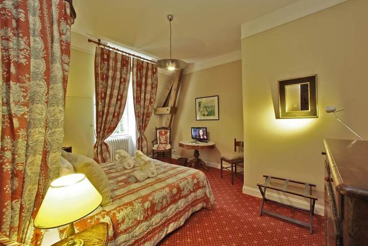 Room 4 of 83