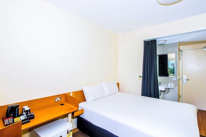 Room 16 of 44