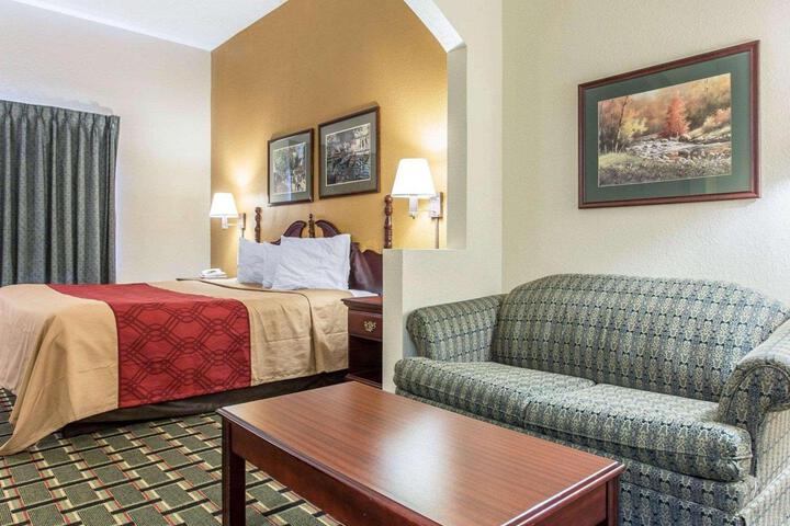 1 King Bed (2 of 13)