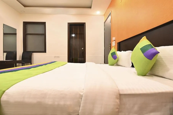 Room 4 of 8