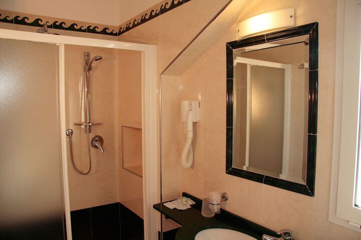 Room 15 of 37