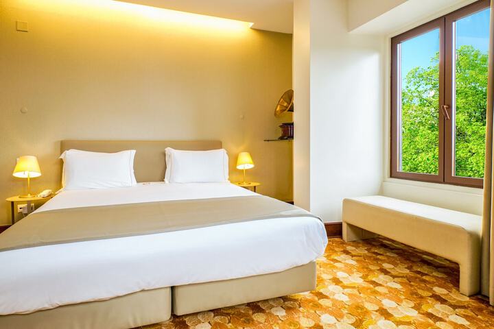 Room 40 of 77