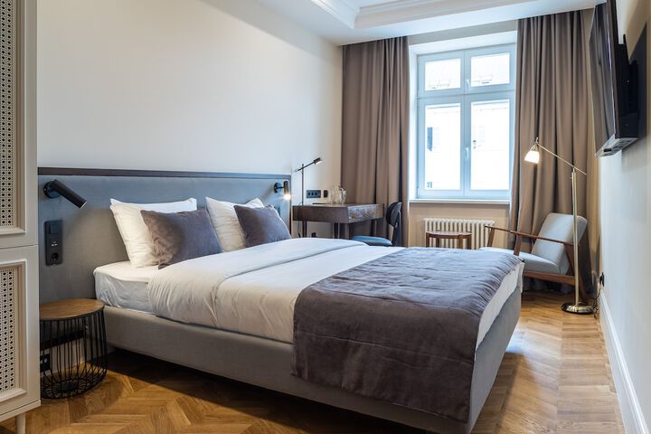 Room 10 of 90