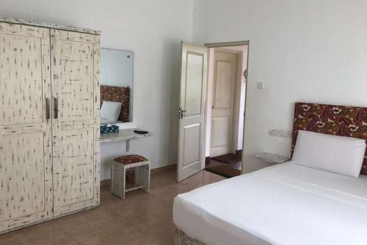 Room 4 of 18