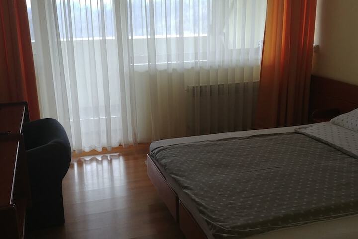 Room 6 of 52