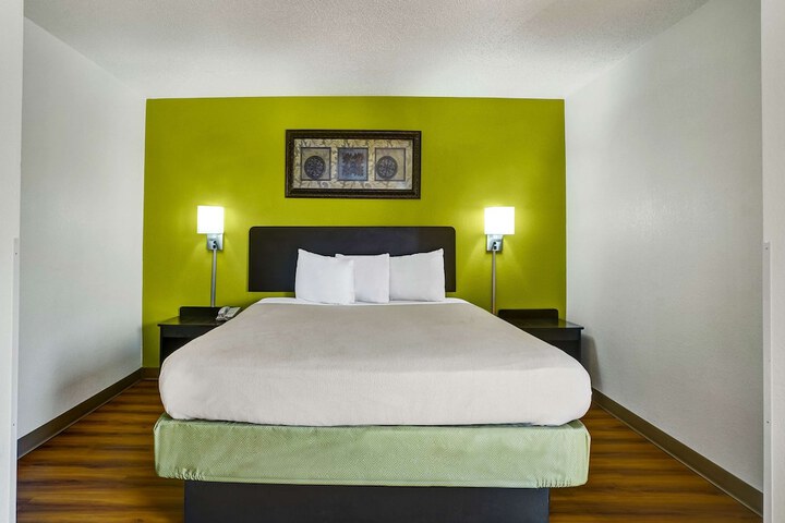 1 King Bed Micfridge (4 of 7)