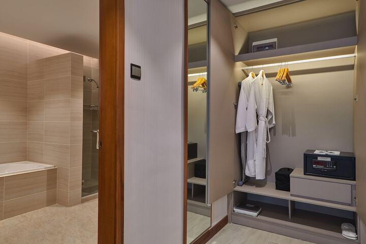 Room 8 of 35