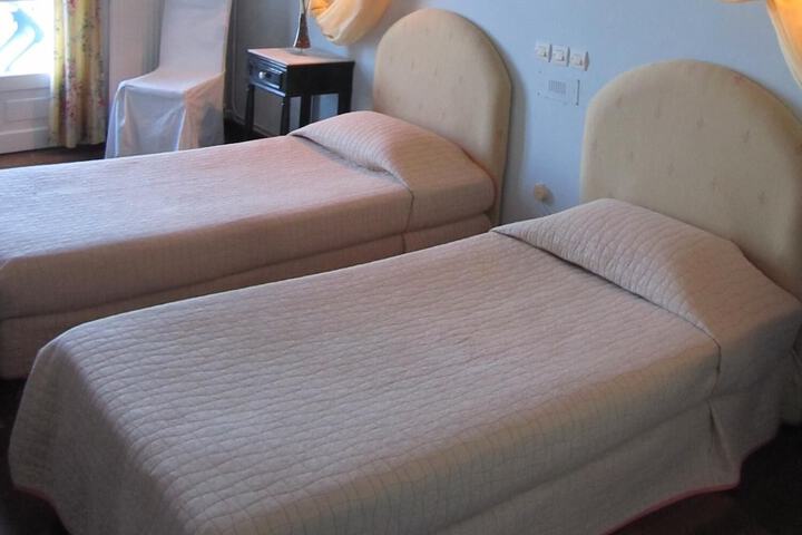Room 8 of 32