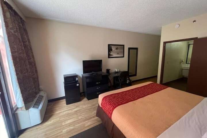 1 King Bed (7 of 10)