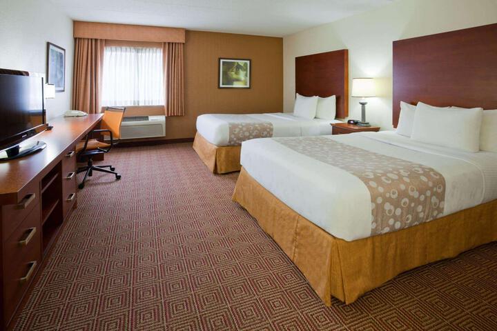 2 Double Beds (11 of 13)