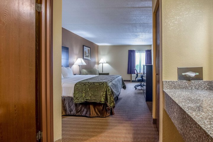 1 King Bed (1 of 11)