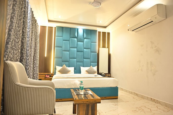 Room 4 of 18