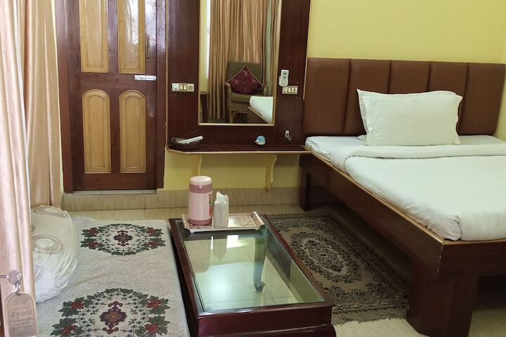 Room 12 of 32