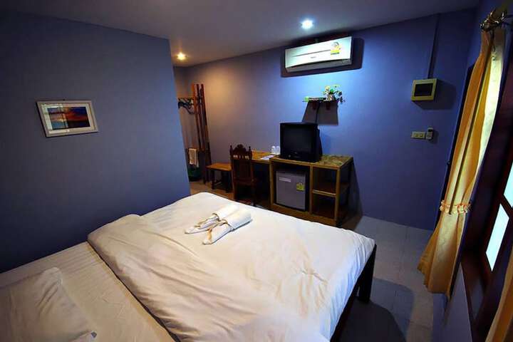 Room 8 of 12