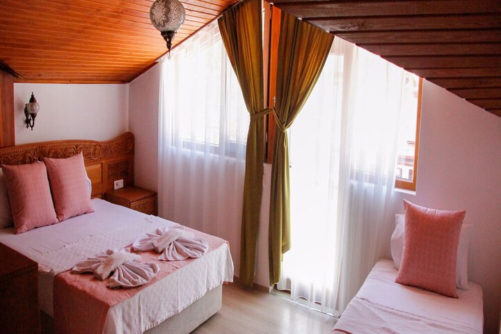 Room 6 of 33