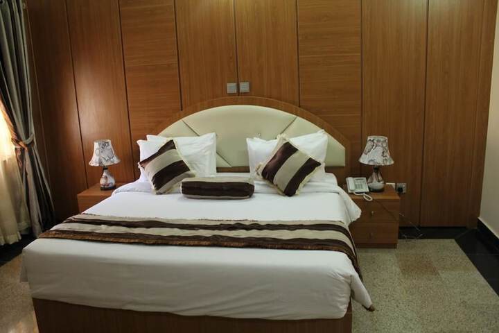 Room 7 of 18
