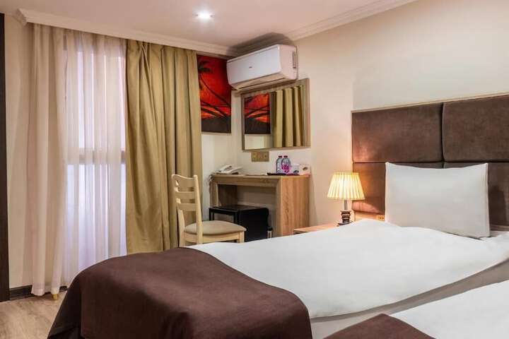 Room 21 of 37