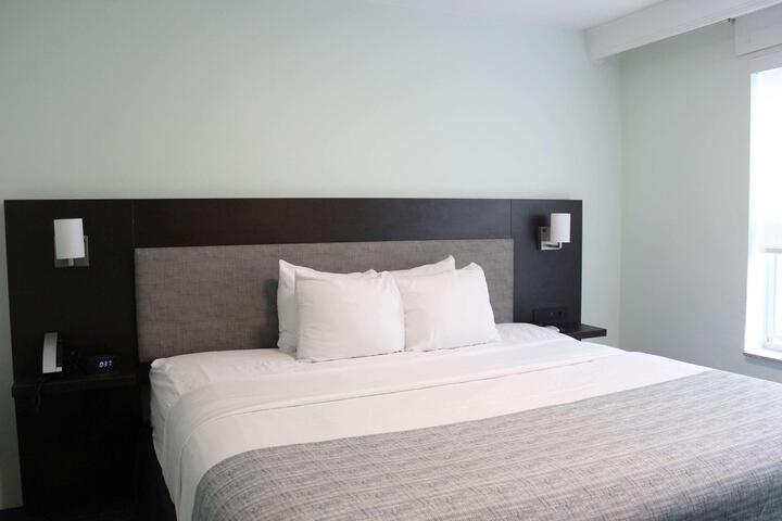 2 Queen Beds Mobility Accessible (10 of 11)