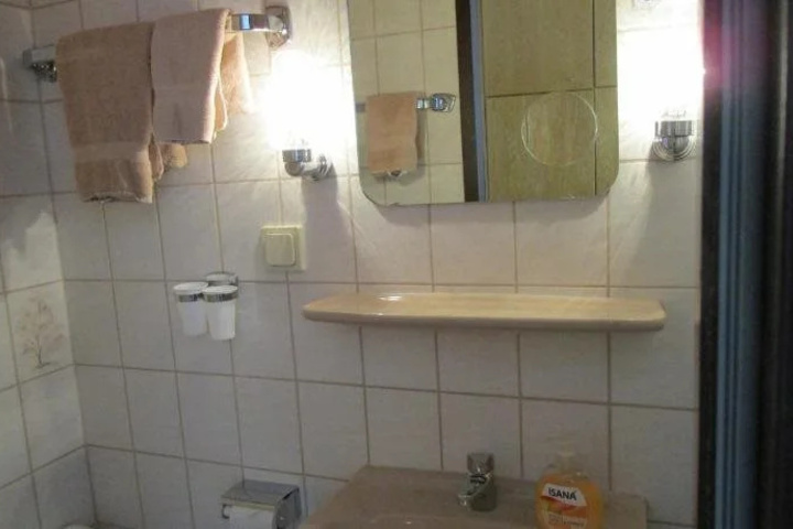 Room 8 of 28
