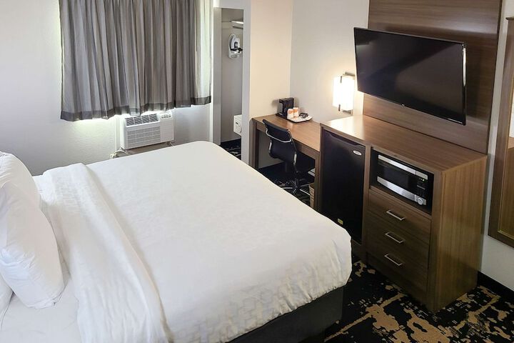 1 King Bed (1 of 14)