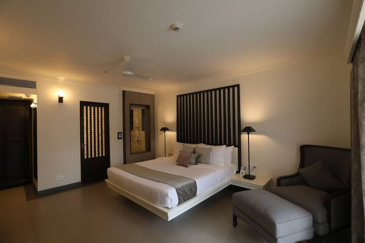 Room 12 of 38
