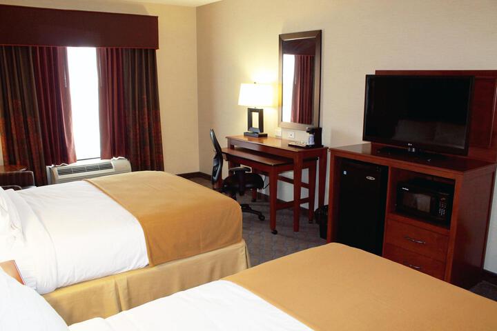 2 Queen Beds (3 of 13)