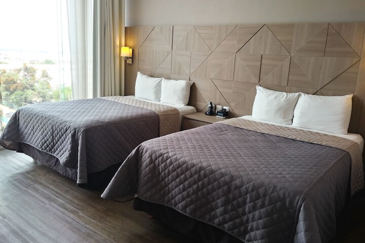 Room 44 of 100
